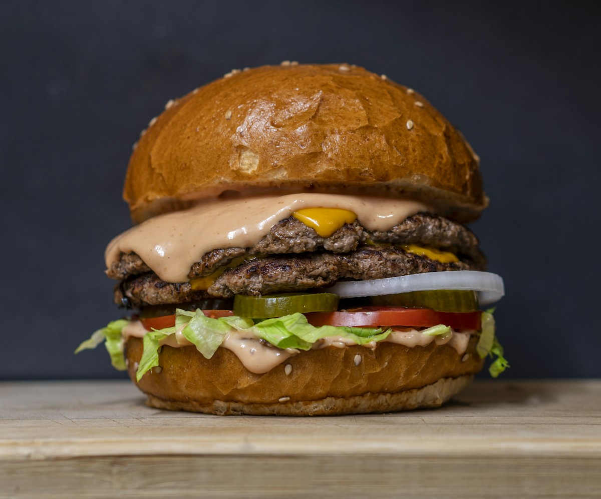 Smash Burger Artesanal Tocantinense com Maionese Tradicional preparado com temperos L'Mark