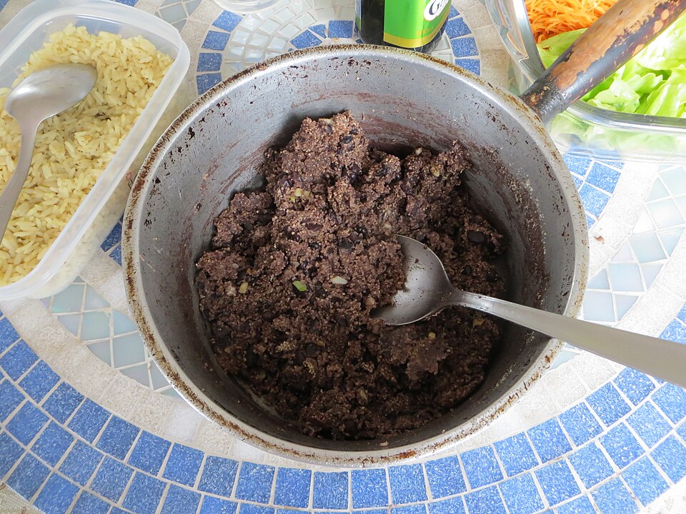 Tutu de Feijão Caipira na Farinha de Mandioca Torrada preparado com temperos L'Mark